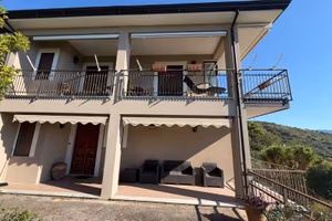 Villa trifamiliare con giardino