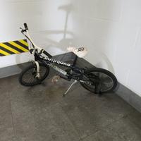 bicicletta BMX 