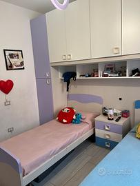 Cameretta per i bambini insieme al maschio