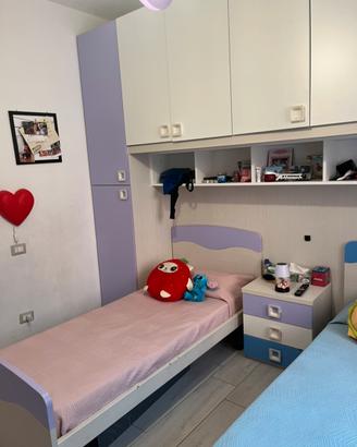 Cameretta per i bambini insieme al maschio