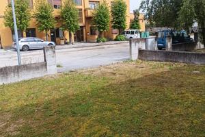 Capannone più 2 appartamenti