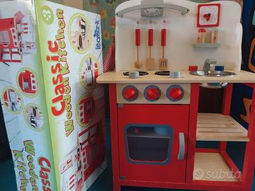 Cucina giocattolo rossa in legno