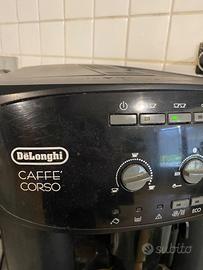 Macchina da caffe DeLonghi con macinacaffè