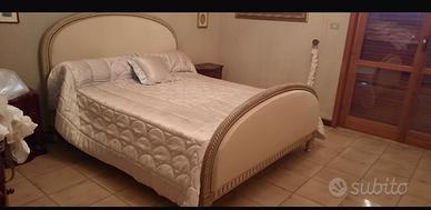 Letto matrimoniale in legno dipinto a mano