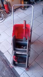 carrello con due secchi e strizza mocio.20€