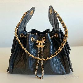 Borsa Nera con Dettagli Oro
