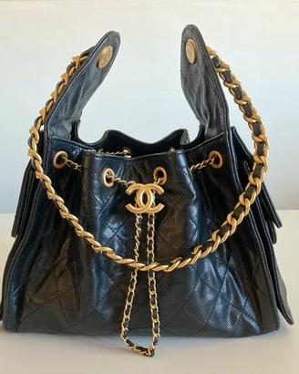 Borsa Nera con Dettagli Oro