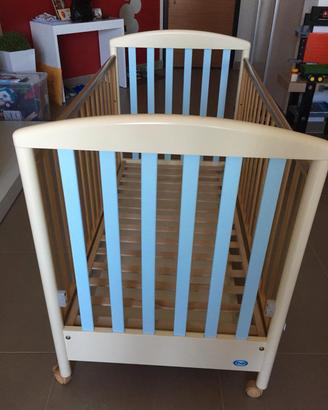 Lettino per l'infanzia compreso di materasso.
