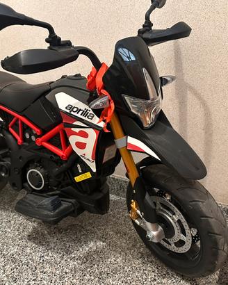 Aprilia dorsoduro moto bimbo