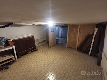 LOCALE DI SGOMBERO / RIPOSTIGLIO - 40 m²