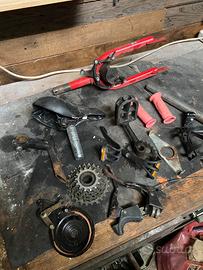 Vari ricambi misti per biciclette