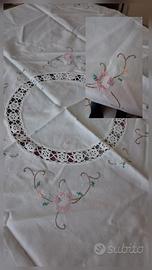 tovaglietta vintage con ricami a mano