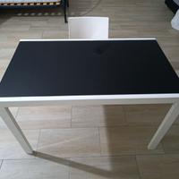 Tavolo  da cucina bianco con base in vetro nero