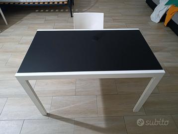 Tavolo  da cucina bianco con base in vetro nero