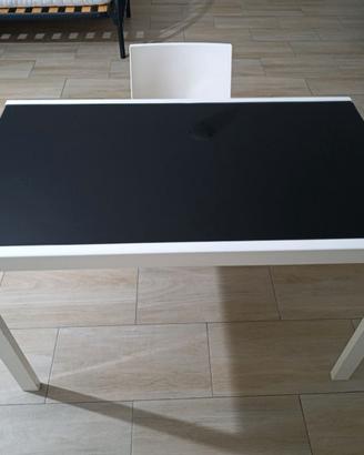 Tavolo  da cucina bianco con base in vetro nero