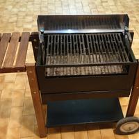 Barbecue da giardino con grigle in ghisa