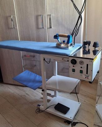 Ferro da stiro con caldaia e banco aspirante