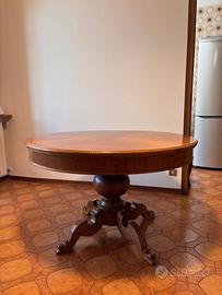 Tavolo in legno con 6 sedie