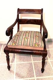 Poltroncina danese d'epoca in legno massello intag