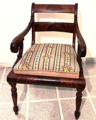 Poltroncina danese d'epoca in legno massello intag