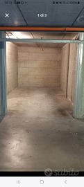 Box per auto grande + cantina a Como