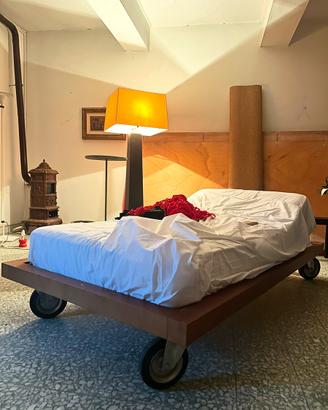 Letto singolo design su ruote