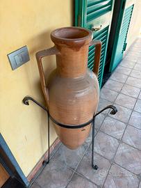 Anfora in Terracotta con Supporto in Ferro Battuto