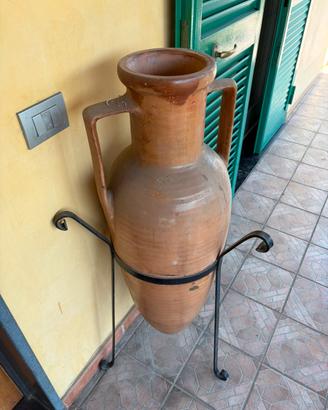 Anfora in Terracotta con Supporto in Ferro Battuto