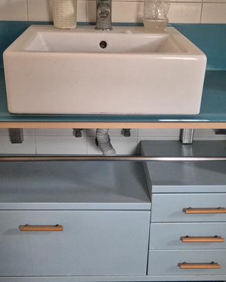 lavandino con mobile in legno celeste polvere mis.