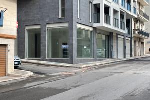 Locale commerciale angolare