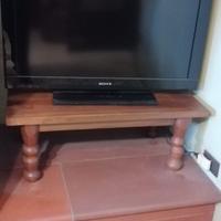Mini tavolino in noce massello con piedi lavorati