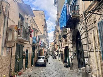 MONOLOCALE A NAPOLI