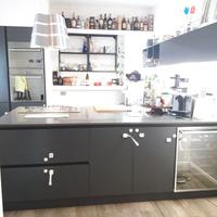 Cucina con isola ed elettrodomestici