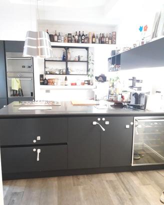 Cucina con isola ed elettrodomestici