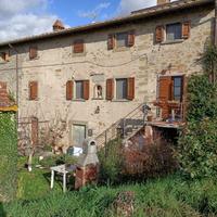 Porzione di casale con annesso e giardino