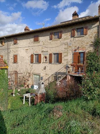 Porzione di casale con annesso e giardino