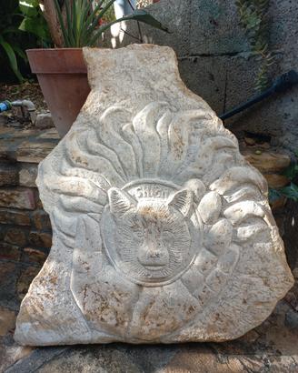 scultura in pietra locale scolpita a mano 