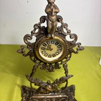 Orologio a corda da tavolo antico in bronzo stile