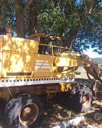 Escavatore gommato targato fiat Hitachi fe18