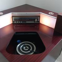 Mobile vintage con giradischi, radio e luci