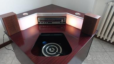 Mobile vintage con giradischi, radio e luci