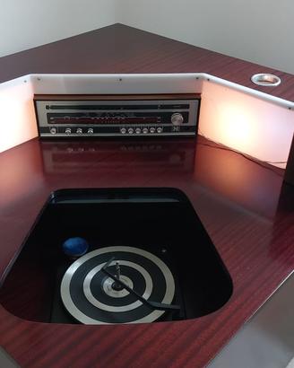 Mobile vintage con giradischi, radio e luci