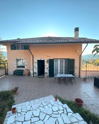 Villa bifamiliare del 2009 di 194 mq con terreno