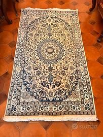 Tappeto persiano fatto e  annodato a mano