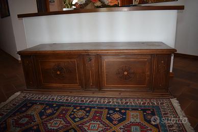 Cassapanca intarsiata in noce del 600