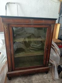 vetrinetta vintage di antiquariato con vetro