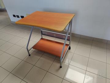 Tavolino portaoggetti con ruote