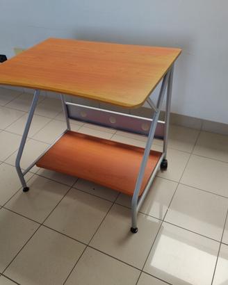 Tavolino portaoggetti con ruote