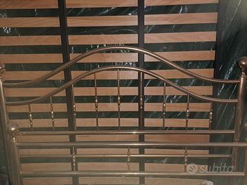 Letto matrimoniale in ottone con rete a doghe