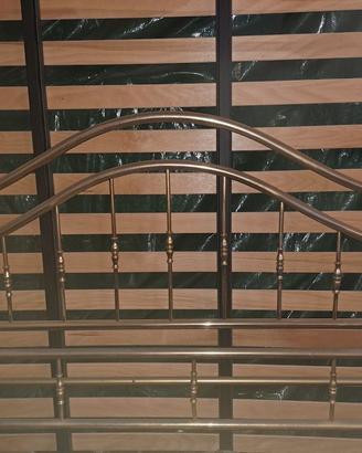 Letto matrimoniale in ottone con rete a doghe